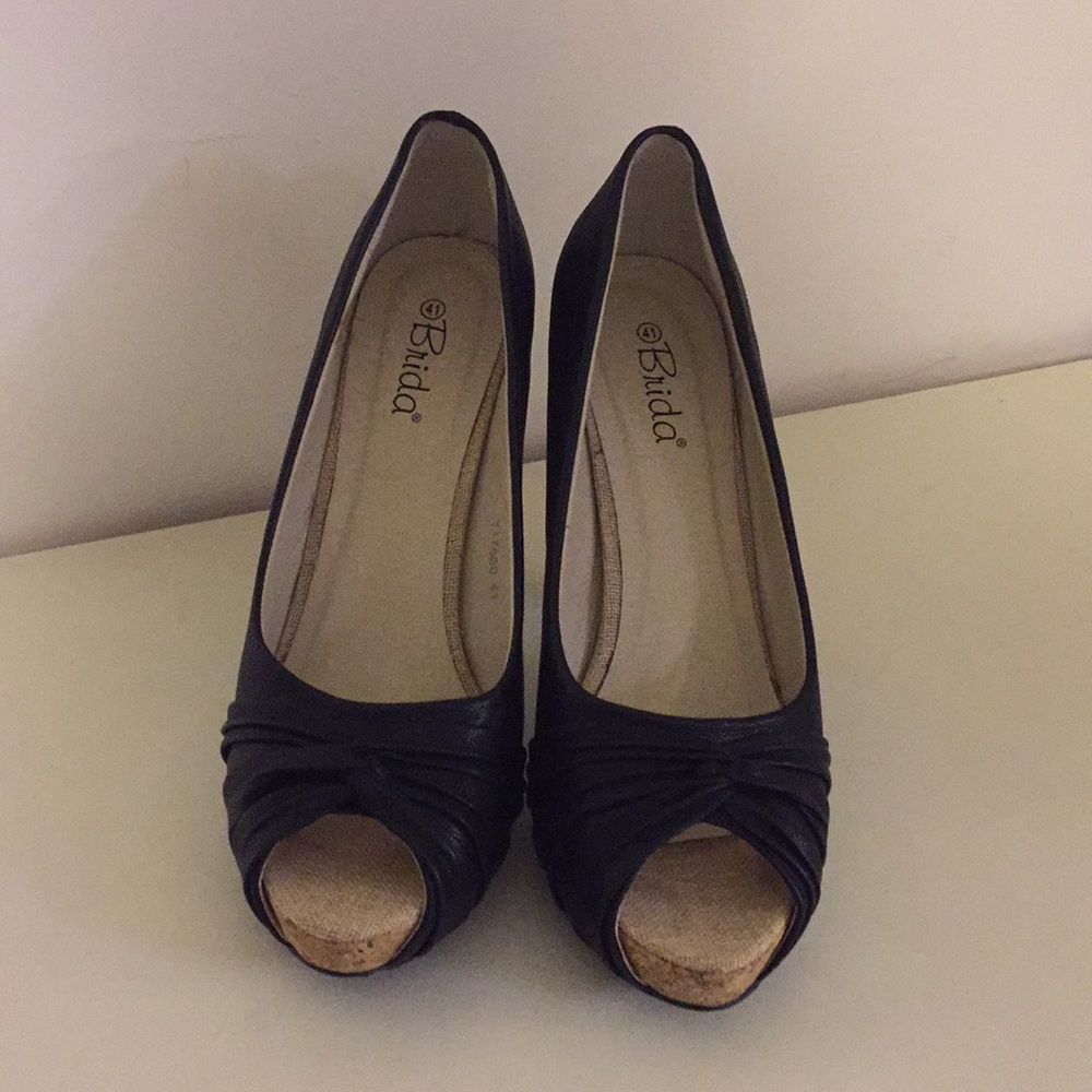Shoes - Picture 3 of 4